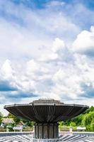 fotografie Aan thema mooi oud fontein zonder water onder Doorzichtig lucht foto