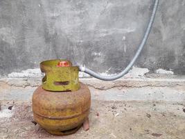 groen lpg cilinder met gas- slang wezen gebruikt foto