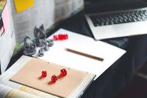 achter van kerker meester scherm met Dobbelsteen en miniaturen voor rol spelen tafelblad en bord spellen hobby foto