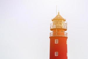 vuurtoren in zeehaven. mooi russisch baltiysk baken. landschap blauwe lucht, kopieer ruimte. foto