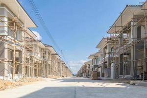 bouw woon- nieuw huis in vooruitgang Bij gebouw plaats behuizing landgoed ontwikkeling foto