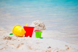 kinderen strand speelgoed Aan wit zanderig strand foto