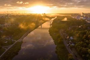 eerder mistig ochtend- en antenne panoramisch visie Aan middeleeuws kasteel en promenade met uitzicht de oud stad en historisch gebouwen in de buurt breed rivier- met brug foto