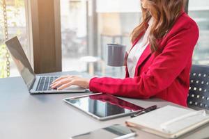 marketing, financieel, boekhouding, planning, team van zakenvrouwen analyseren bedrijfsresultaten en winst met grafiekstatistieken. gebruik een laptop en een rekenmachine om het saldo van het bedrijf te berekenen. foto