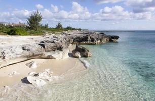 groots Bahama eiland transparant wateren en een klein strand foto