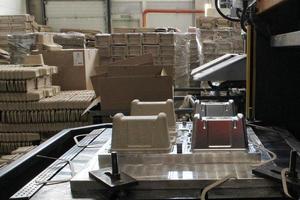 machine uitrusting voor vervaardiging van pakket van pulp karton recycle papier. transportband lijn Aan modern fabriek van productie karton doos. hergebruik materialen concept foto