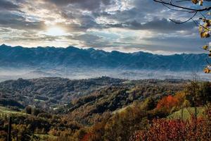 herfst landschappen van de piemontese langhe met haar kleuren en heuvels in de buurt alba, in de provincie van cuneo foto