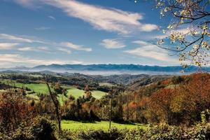 herfst landschappen van de piemontese langhe met haar kleuren en heuvels in de buurt alba, in de provincie van cuneo foto