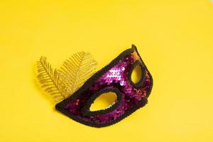 feestelijk gezicht masker voor carnaval of maskerade viering Aan gekleurde achtergrond foto