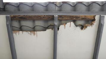 gebroken of schade plafond van regenwater huis of huis. foto