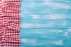 houten tafel gedekt met tafelkleed kleding geruit rood. foto