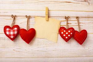 valentijnsdag wijnoogst handgemaakt harten over- houten achtergrond. foto