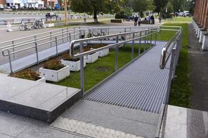 metaal oprit Bij de Ingang naar een openbaar gebouw voor de gehandicapt foto