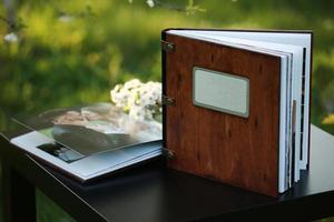 houten fotoboek op tafel. plaats voor de inscriptie foto