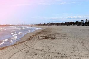 landschap door de kust zee. zee haven Aan achtergrond foto