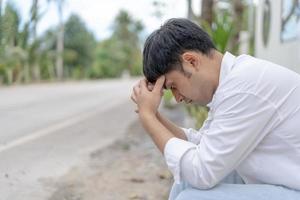 depressie en mentaal ziekte. Aziatisch Mens teleurstellen, verdrietig na te ontvangen slecht nieuws. benadrukt jongen verward met ongelukkig probleem, ruzie maken met vriendin, huilen en zich zorgen maken over niet verwacht werk, naar beneden economie. foto