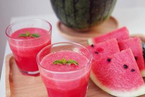 verkoudheid en vers watermeloen smoothie. drinken voor zomer en mooi zo Gezondheid. foto