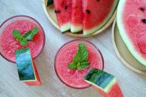 verkoudheid en vers watermeloen smoothie foto