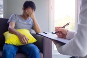 psychiater of professioneel psycholoog overleg plegen Aan diagnostisch examen ziekte of mentaal ziekte in medisch kliniek of ziekenhuis mentaal. medisch en gezond onderhoud concept. foto