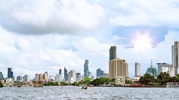 Bangkok stadsgezicht en chao phraya rivier- met cloudscape foto