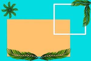 groen palm bladeren patroon voor natuur concept, tropisch blad Aan oranje en taling papier achtergrond foto