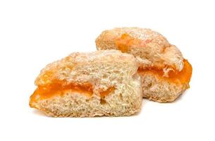 Pools donut met jam oranje geïsoleerd Aan wit achtergrond foto