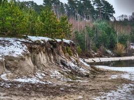 winter tijd Bij een meer in Duitsland foto