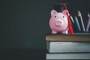 besparing geld munt met bank investering, financiën onderwijs concept. planning leerling lening voor aan het studeren Buitenland voor college of Universiteit rang. toekomst kinderen onderwijs fonds contant geld. groeit besparing foto