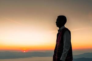 silhouet van Mens gedurende zonsopkomst met ochtend- lucht achtergrond. pre-huwelijk portretten gelukkig afbeeldingen Mens met lucht natuur achtergrond. valentijnsdag dag concept. foto