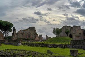 keizerlijk forums in Rome Aan bewolkt dag foto
