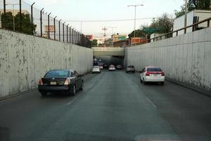 Mexico stad, Mexico - maart 18 2018 - Mexicaans metropolis hoofdstad overbelast verkeer foto