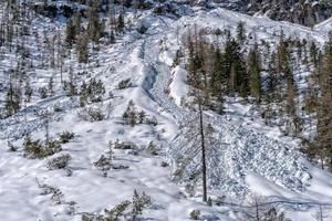 lawine sneeuw glijbaan in dolomieten bergen foto