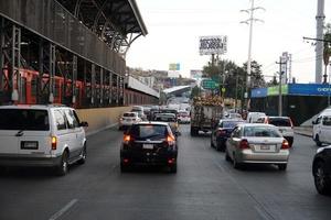 Mexico stad, Mexico - maart 18 2018 - Mexicaans metropolis hoofdstad overbelast verkeer foto