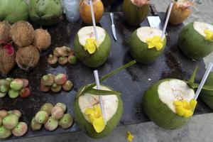 kokosnoot klaar naar drinken Bij de markt foto