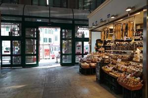 Florence, Italië - september 1 2018 - mensen buying Bij oud stad markt foto