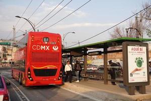 Mexico stad, Mexico - maart 18 2018 - de nieuw dubbele decker metro bus foto