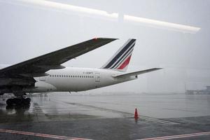 Parijs, Frankrijk - maart 19 2018 - Parijs luchthaven gedekt door sneeuw foto