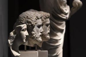 oude Romeins hoofd marmeren beeldhouwwerk geïsoleerd Aan zwart foto