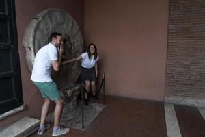 Rome, Italië - juni 15 2019 - toerist testen de mond van waarheid masker foto