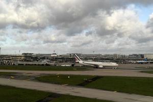 Parijs, Frankrijk - november 7 2019 - Parijs luchthaven cdg landen en bezig met laden lading en passagier foto