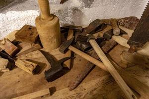 oude timmerman tafel gereedschap foto