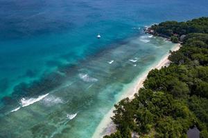 golven Aan rif in Seychellen paradijs strand antenne dar panorama landschap foto