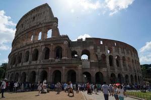 Rome, Italië - juni 10 2018 - toeristen nemen afbeeldingen en selfies Bij colosseo foto