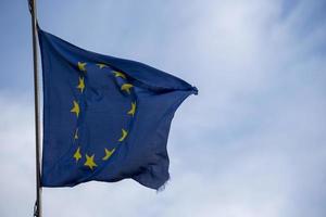 Europese golvend blauw vlag in Rome foto