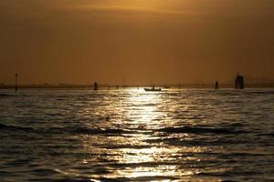 zonsondergang in Venetië lagune chioggia haven van een boot foto