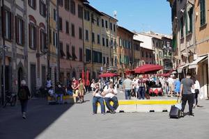 pisa, Italië - september 26 2017 - anti terrorisme barrière in beroemd leunend toren stad- foto