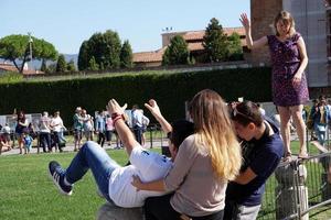 pisa, Italië - september 26 2017 - toerist nemen afbeeldingen Bij beroemd leunend toren foto