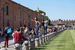 pisa, Italië - september 26 2017 - toerist nemen afbeeldingen Bij beroemd leunend toren foto