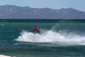 la ventilatie, Mexico - februari 16 2020 - vlieger surfen Aan de winderig strand foto