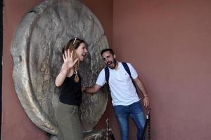 Rome, Italië - juni 8 2018 - de mond van waarheid beet uit hand- van leugenaars foto